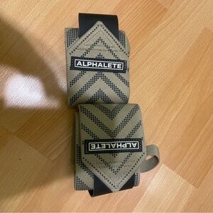 Alphalete Wrist Wraps in linen